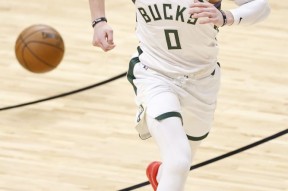 英雄联盟台服官网地址入口-德甲倒计时；密尔沃基雄鹿关键时刻内部沟通；细节引发关注；气氛紧张；高层口径保持一致的简单介绍